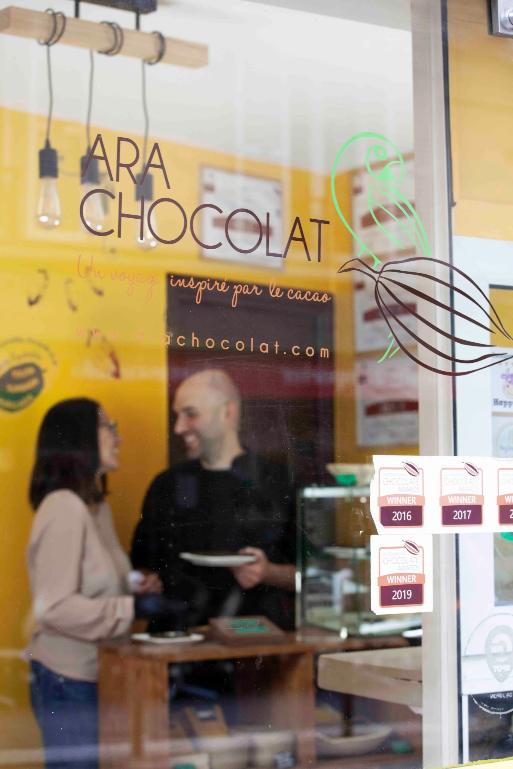 portrait d_un couple de chocolatiers à l_intérieur de leur chocolaterie à Paris